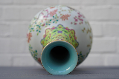 Un vase de forme bouteille en porcelaine de Chine famille rose, marque de Jiaqing, 19/20&egrave;me